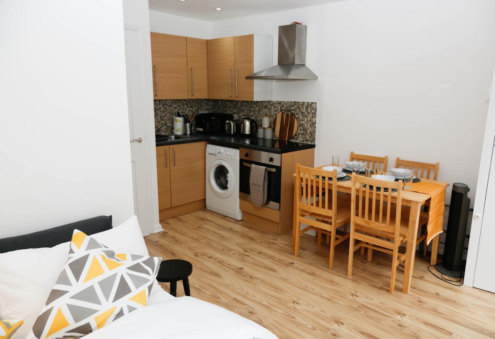 Apartament New Luxury In Next To Shops, Cafes, Bars & Metro Londra