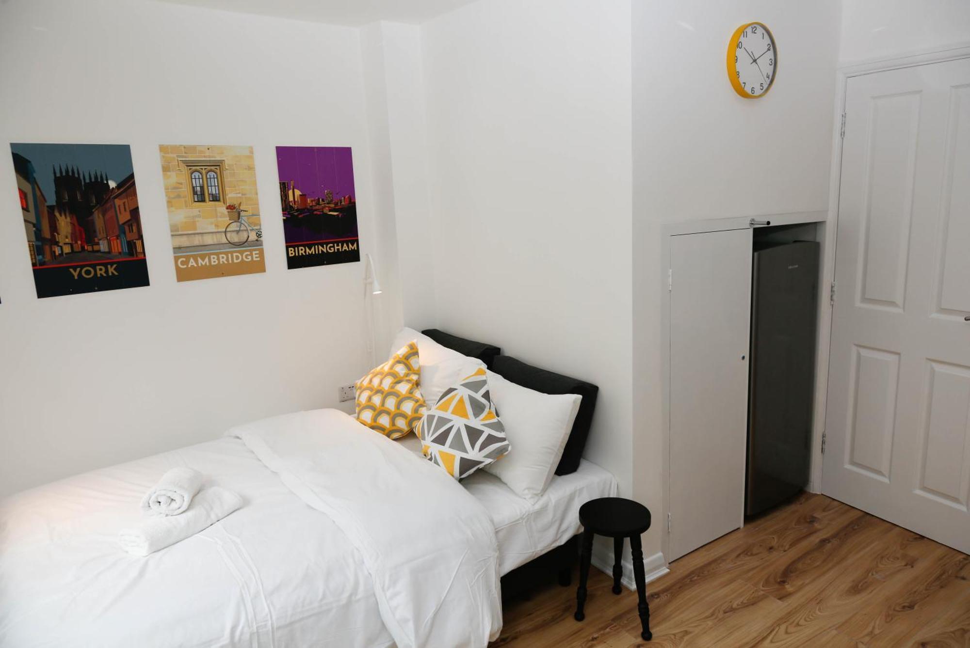 New Luxury In Next To Shops, Cafes, Bars & Metro Londra
