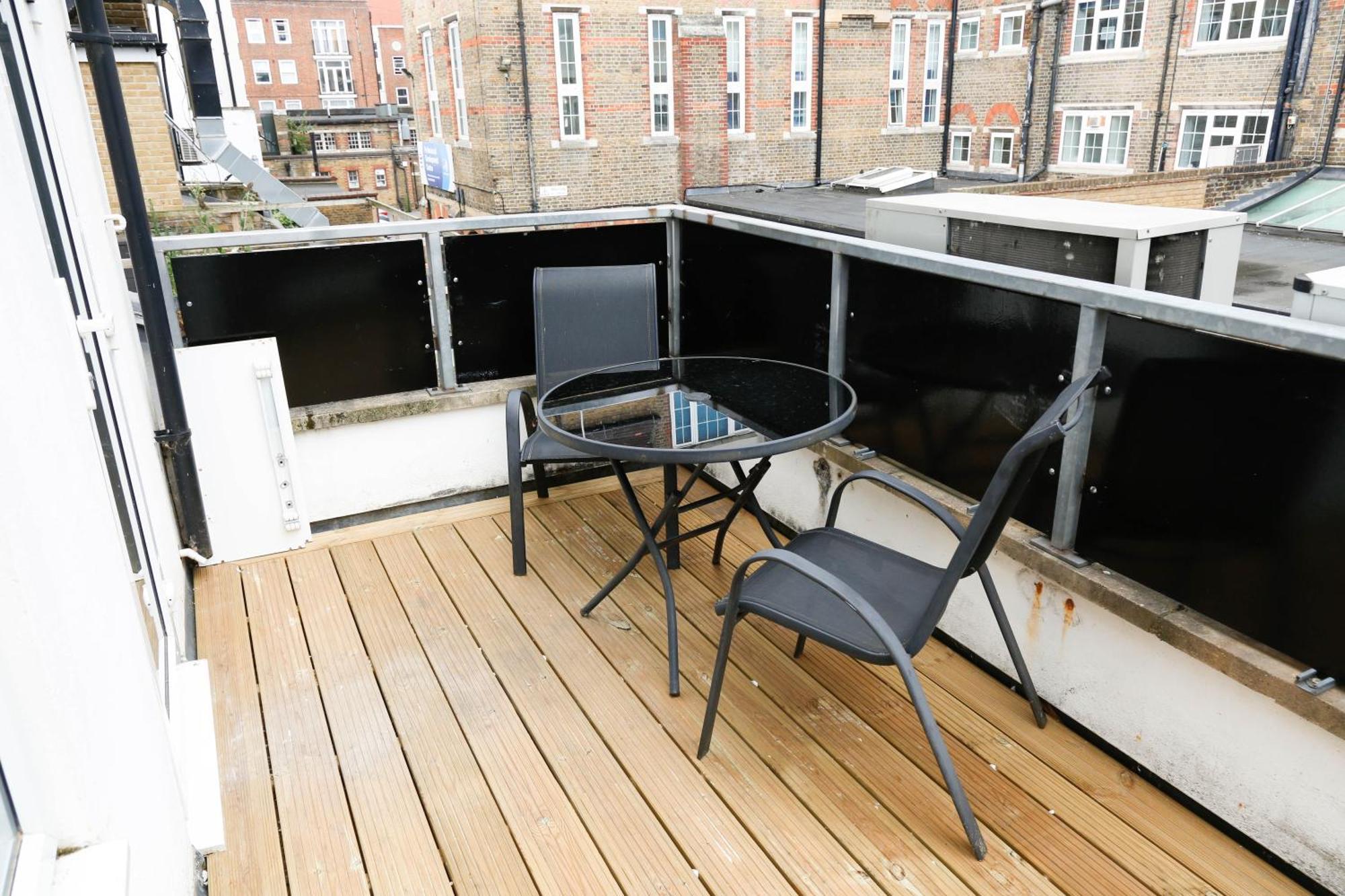 Apartament New Luxury In Next To Shops, Cafes, Bars & Metro