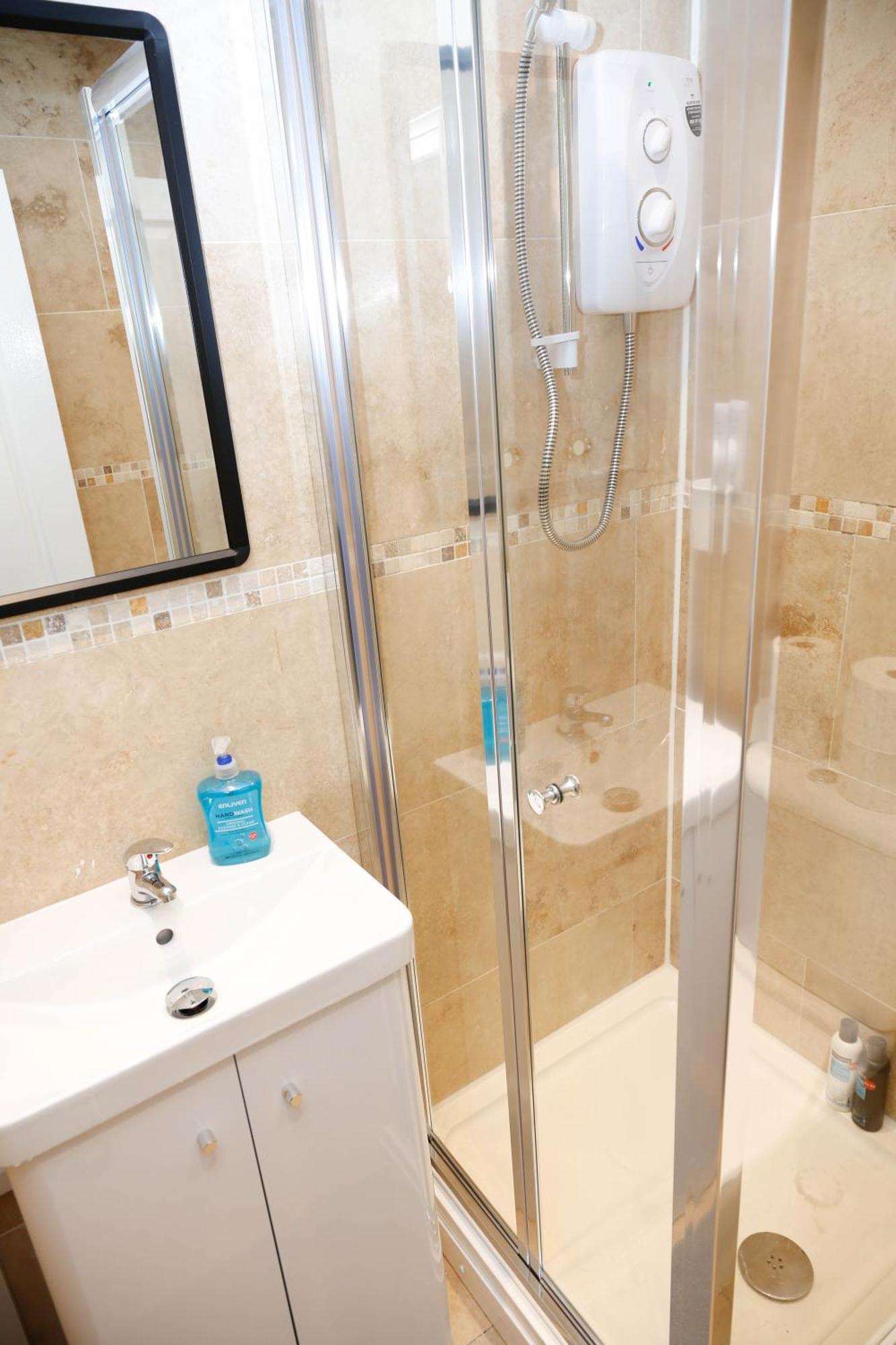 New Luxury In Next To Shops, Cafes, Bars & Metro Apartament *