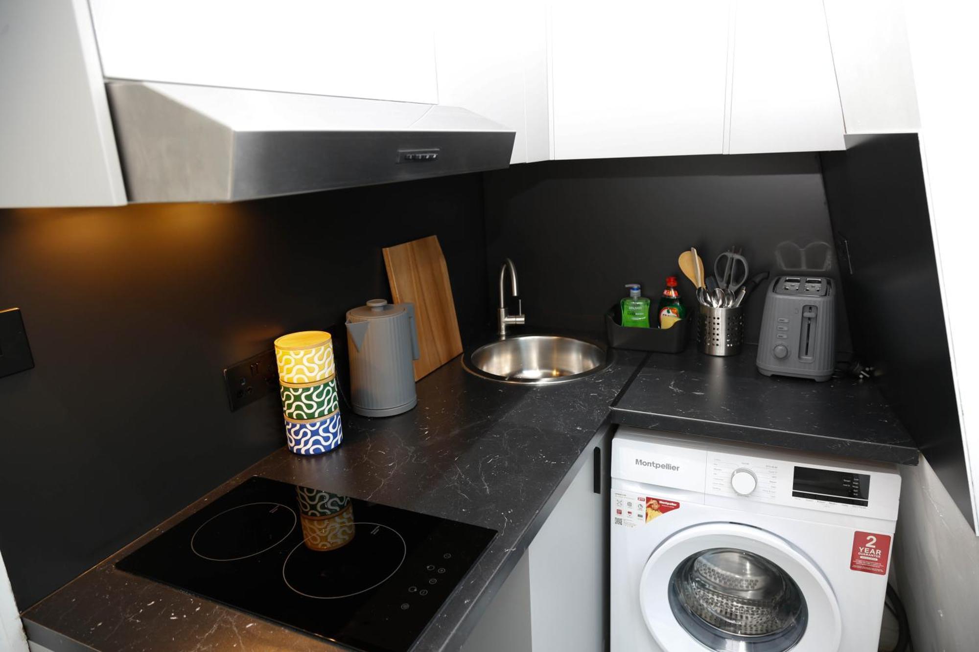 Apartament New Luxury In Next To Shops, Cafes, Bars & Metro *