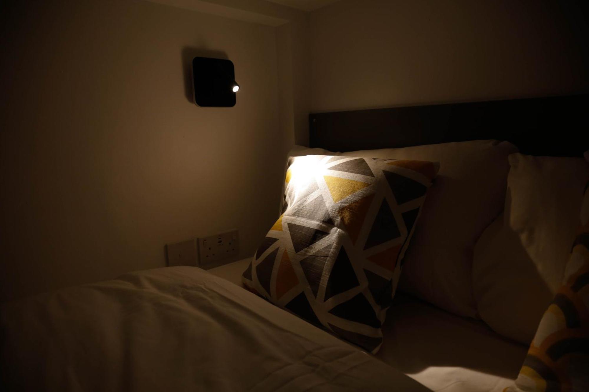New Luxury In Next To Shops, Cafes, Bars & Metro Londra