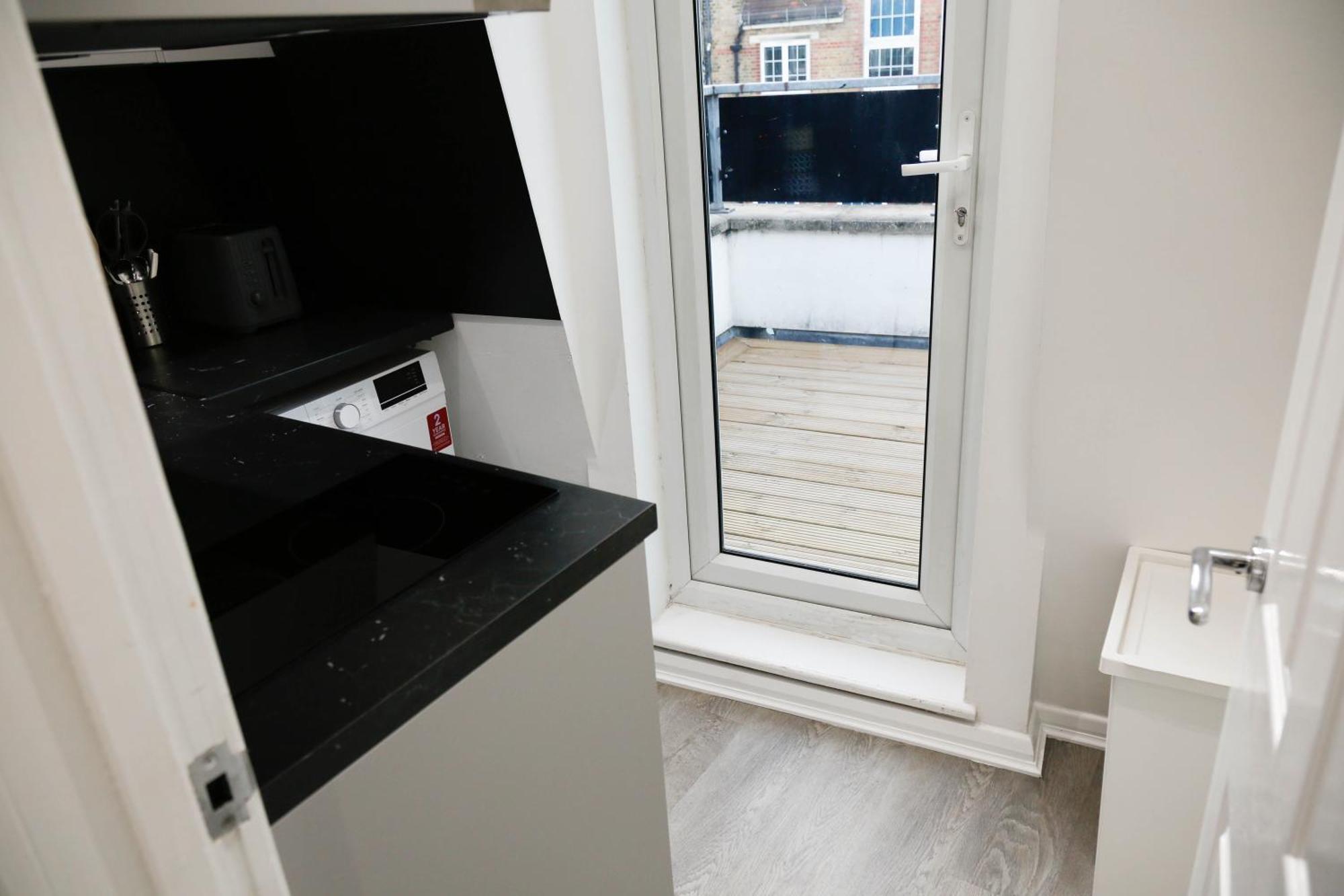 New Luxury In Next To Shops, Cafes, Bars & Metro Londra