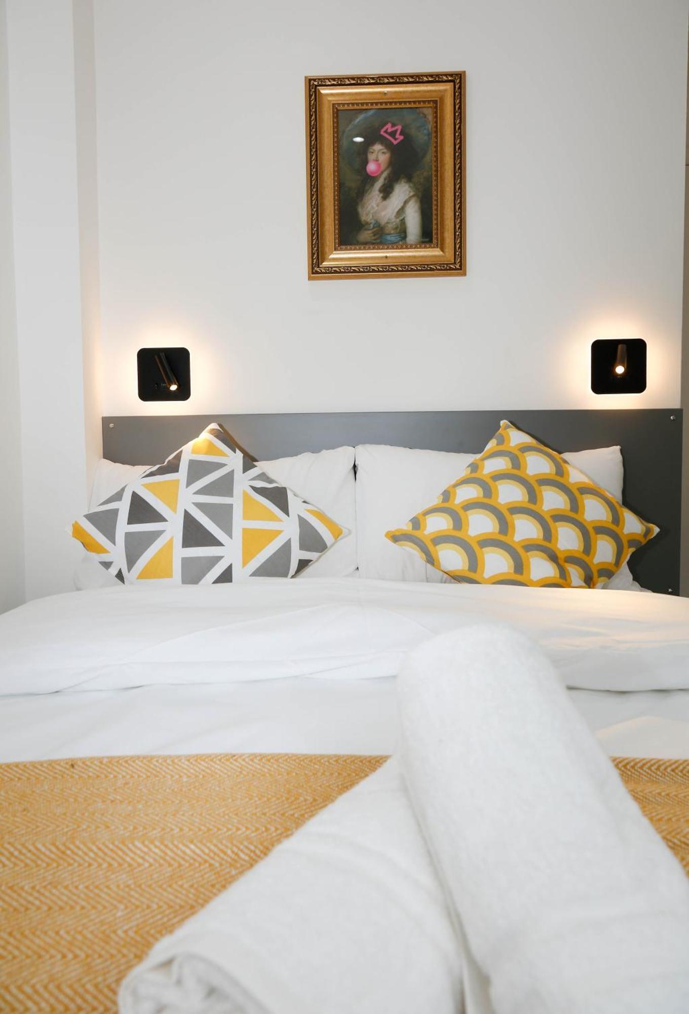 New Luxury In Next To Shops, Cafes, Bars & Metro Londra