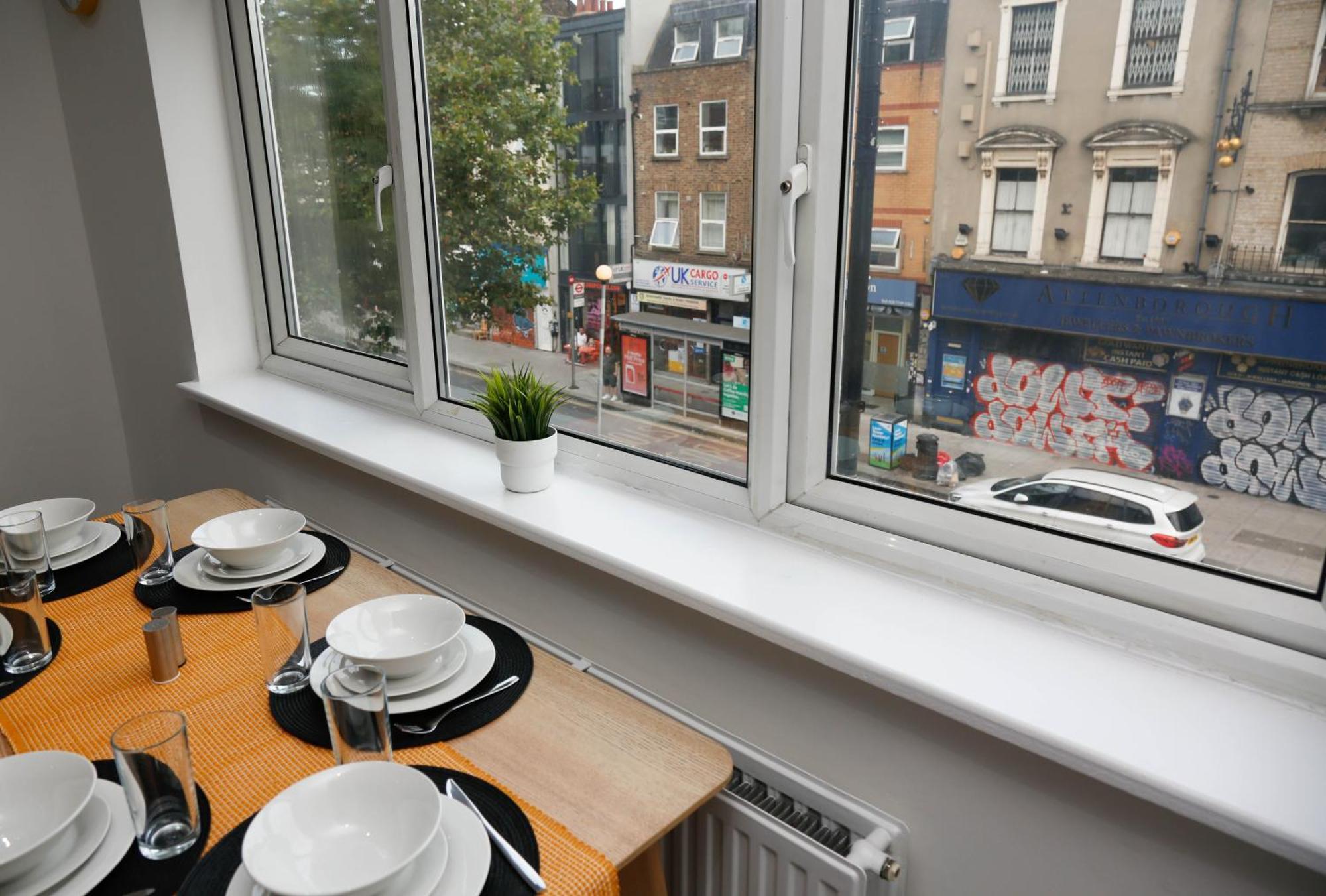 New Luxury In Next To Shops, Cafes, Bars & Metro Apartament