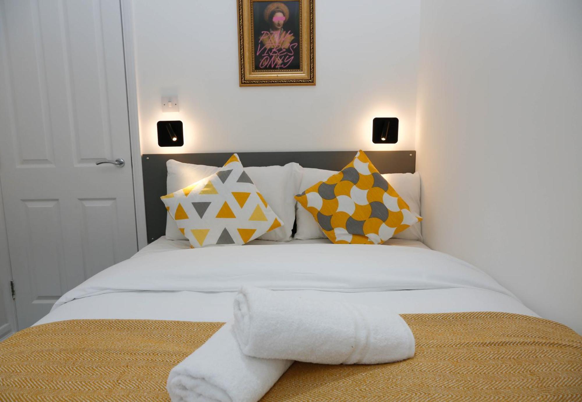 New Luxury In Next To Shops, Cafes, Bars & Metro Apartament